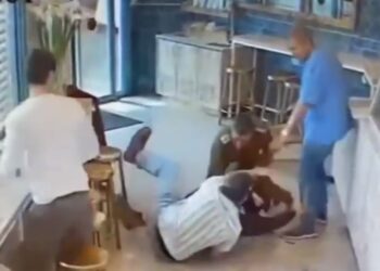 IDF man in uniform stabbed while waiting in line at Aroma cafe