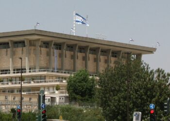 Protesters Chain Themselves Outside Knesset Demanding Early Elections