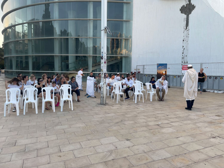 Yom Kippur Worshippers Swarmed by Protests in Tel Aviv